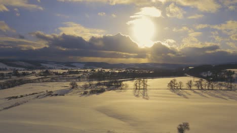 雪覆蓋的冬天溫暖的日落照亮的北海道風景