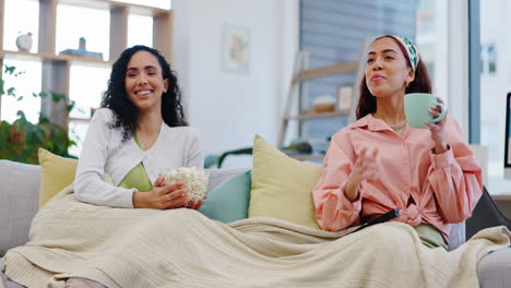 En-Casa,-Hablando-O-Relajándose-Amigos-Felices-Viendo-Televisión