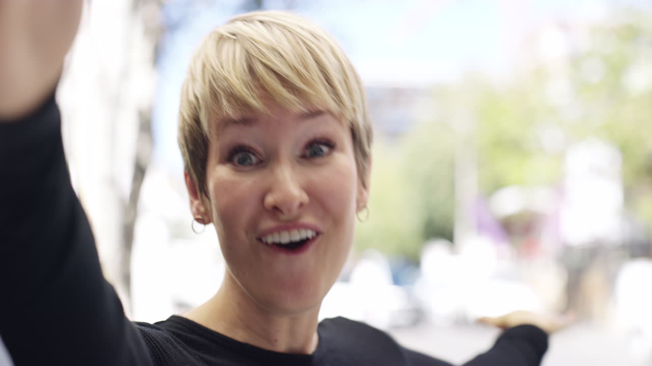 saludando a amigos y familiares desde lejos