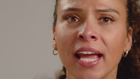 cu mujer enojada grita a la cámara