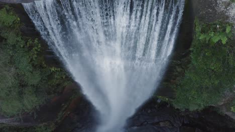 Una-Excelente-Toma-Aérea-Viaja-Por-Belmore-Falls-En-Nueva-Gales-Del-Sur,-Australia