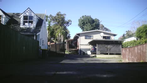 Espacio-Abierto-Del-Hogar-De-Nueva-Zelanda-Frente-A-Una-Casa