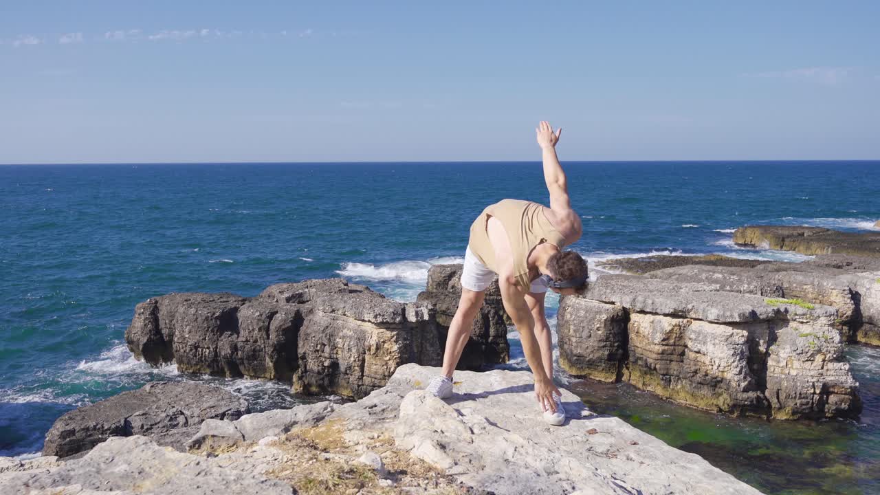 joven haciendo deportes contra el mar.