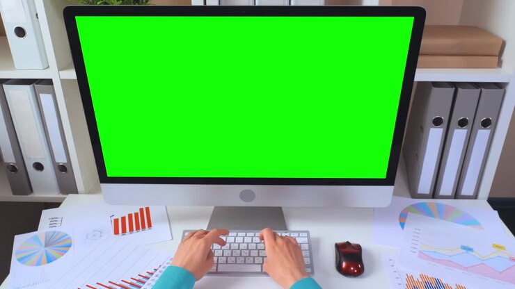 Medarbejder indtaster data på computer