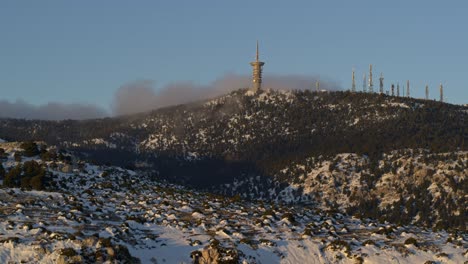 Luftaufnahme---Mount-Parnitha-Mit-Schnee-Und-Fernmeldeturm-Im-Hintergrund---Aufnahme-Auf-DJI-Inspire-2-X7-50-Mm