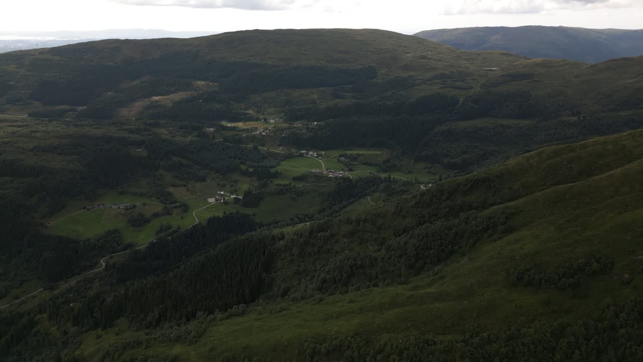 노르웨이 의 베르겐 에 있는 작은 지역 인 본트베이트 의 농장 들 의 공중 사진