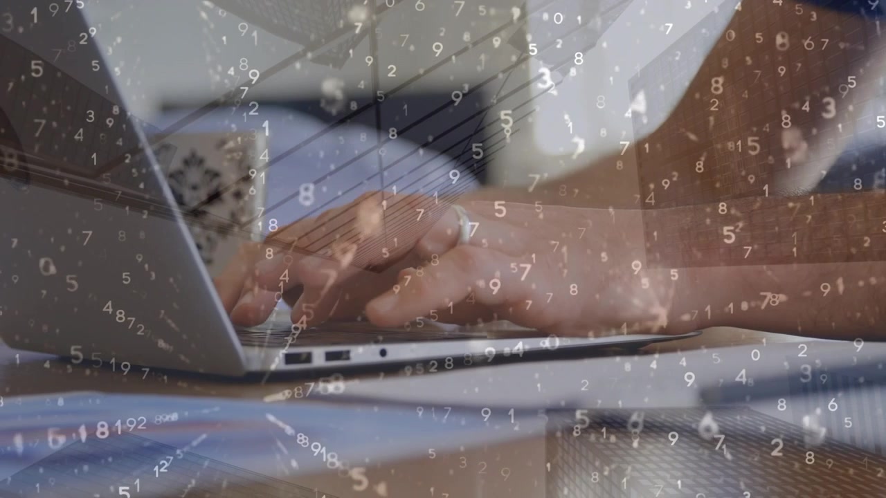 Animazione di forme geometriche in movimento su una donna d'affari caucasica che usa lo smartphone