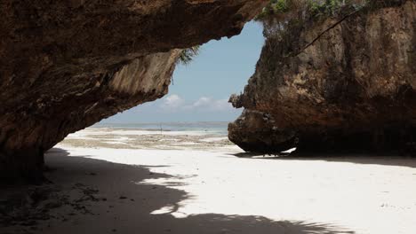 im schatten von felsformationen am weißen sandstrand, mtende, sansibar, tansania