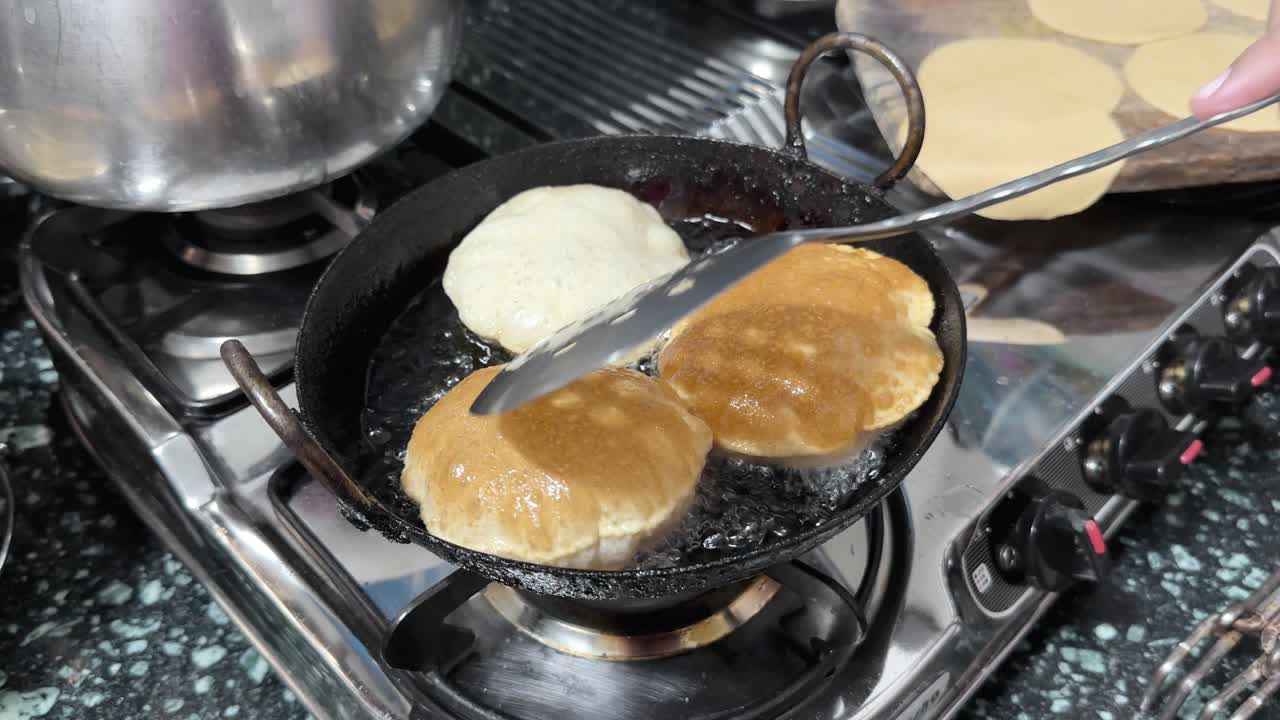 Memasak Puri: Panduan Langkah demi Langkah untuk Membuat Roti Pipih India yang Lezat