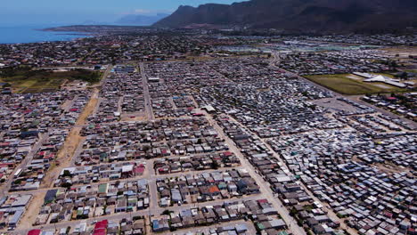 Toma-Panorámica-Aérea-Sobre-Un-Vasto-Municipio-Costero---Zwelihle,-Hermanus