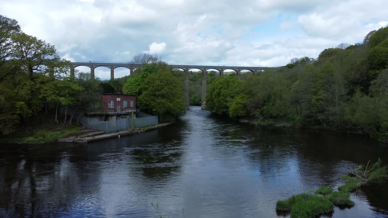 canal escénico de flujo fresco acueducto casa de bombas bosque rural vista aérea ascendente al puente