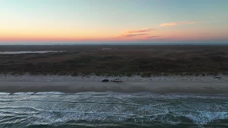 Paisaje-De-Puesta-De-Sol-En-La-Playa-En-La-Isla-Del-Padre,-Texas-Con-Rv-Estacionado-En-La-Orilla---Toma-Aérea-De-Drones