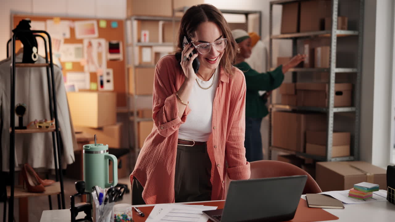 Jonge vrouw belt en werkt op een laptop op e-commercekantoor