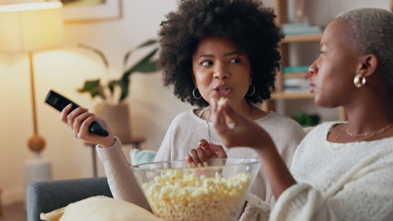 친구들과 영화를 보거나 팝콘을 먹거나