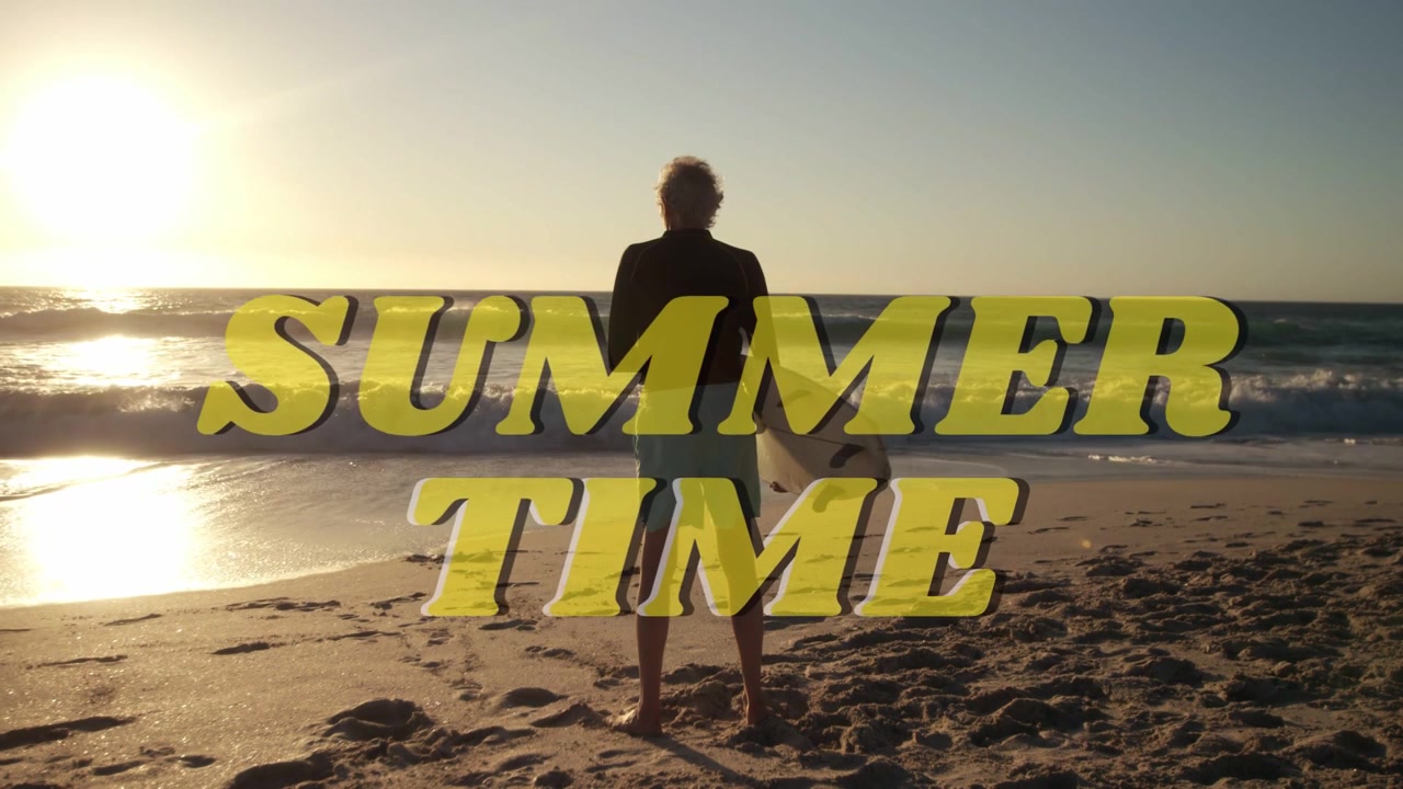 Eldre person holder brett ved strandkanten i solnedgang, vurderer innkommende bølger for surfing, med teksten «SOMMER TID» delvis skjult.