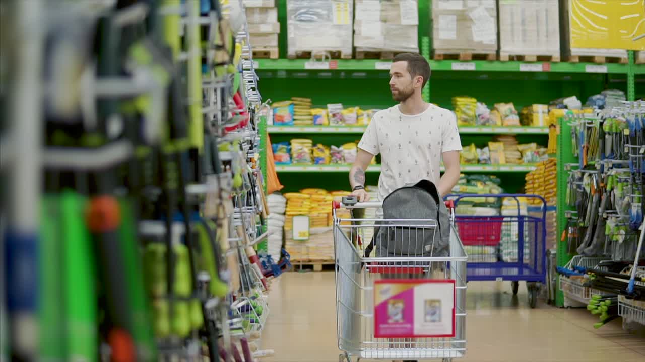 человек покупает садовые принадлежности в супермаркете