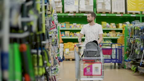 hombre comprando suministros de jardinería en un supermercado