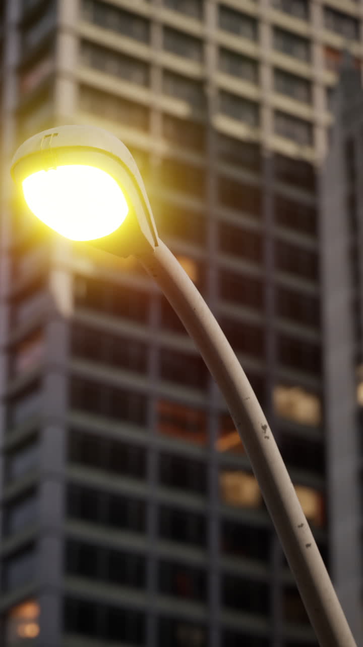luz callejera en la ciudad por la noche