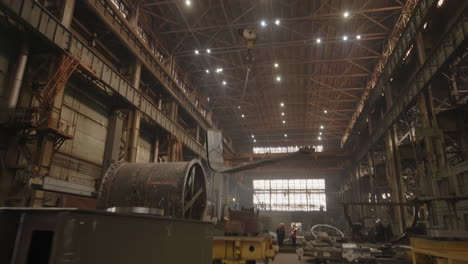 gran instalación industrial con maquinaria pesada