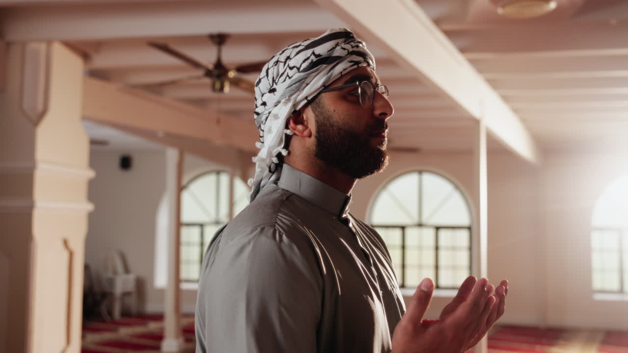 Muslim modlící se v mešitě