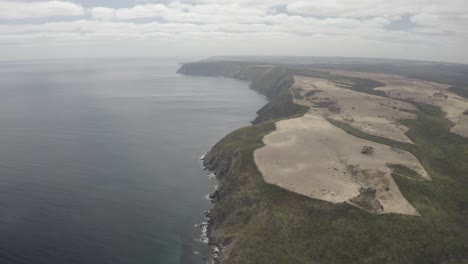 Drone-video-of-cliffs-along-coastline-on-Kangaroo-Island,-South-Australia