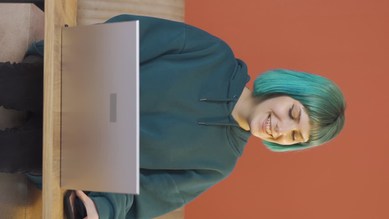 vídeo vertical de una joven animada y enérgica.