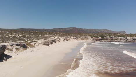 Luftaufnahme:-Lange-Strandaufnahme-Der-Südafrikanischen-Küste-Mit-Weißem-Sand-Und-Felsen