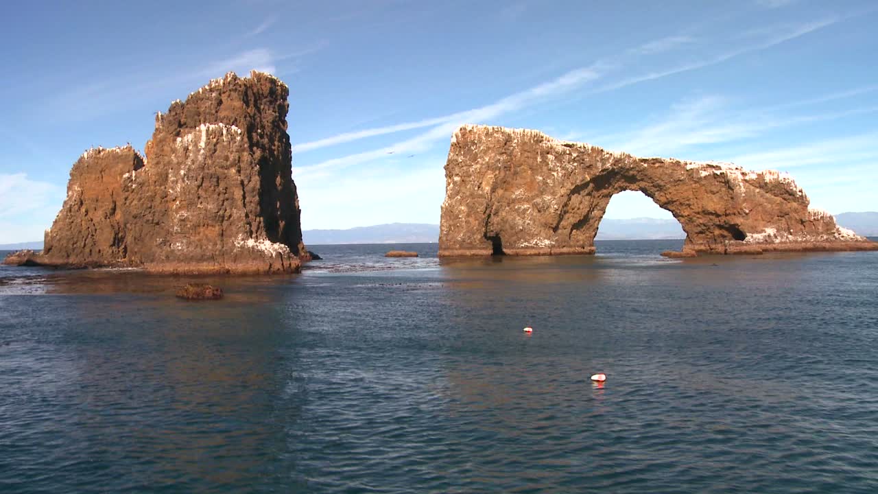 연안의 보트에서 본 채널 제도 국립 공원의 아나카파 섬의 상징적인 자연 다리와 인근 섬