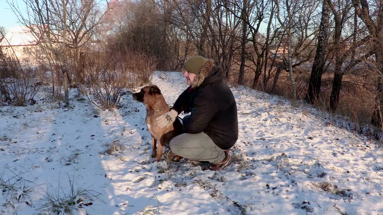 눈 위에 개를 가진 남자