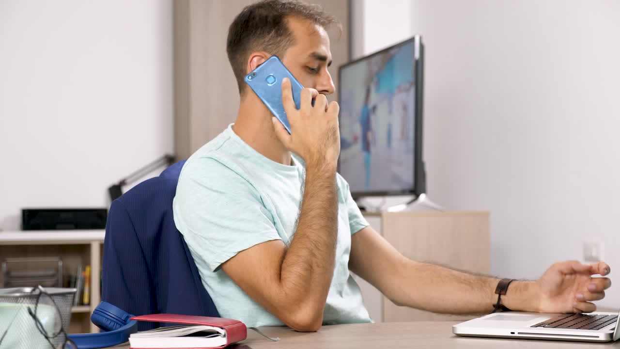 Hombre hablando por teléfono mientras teletrabaja