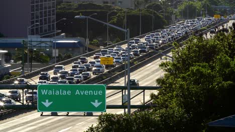 Todos-Los-Días-Por-La-Mañana-El-Tráfico-En-Dirección-Oeste-Desde-Hawaii-Kai-Se-Alinea-En-La-Autopista-H1-En-Honolulu,-Hawaii