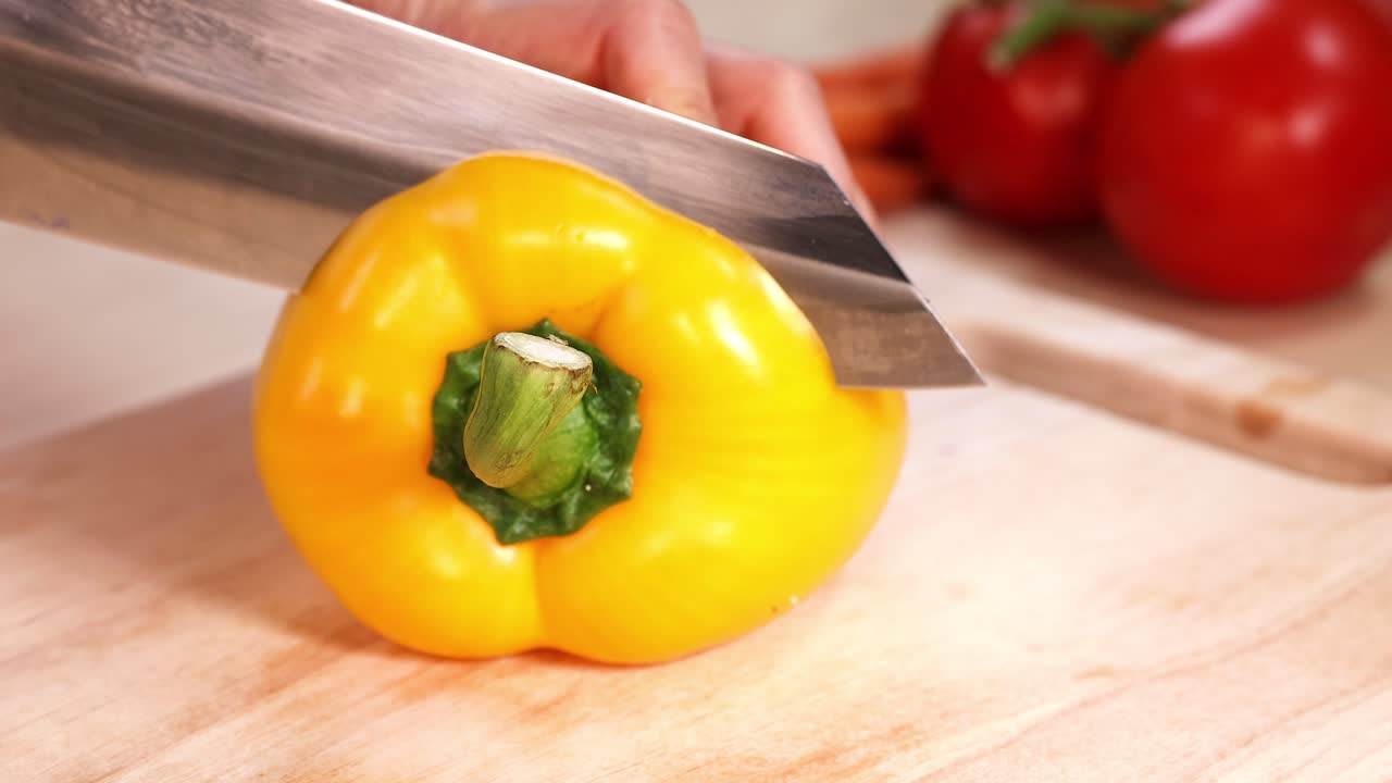 배 에 있는 노란색 고추 를 잘라내는 손