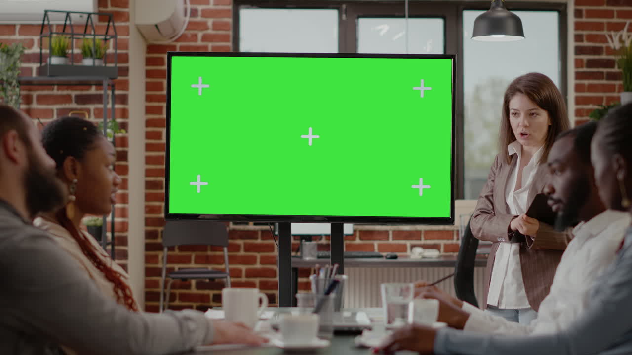 Professionisti di diversi settori che guardano uno schermo verde su un monitor