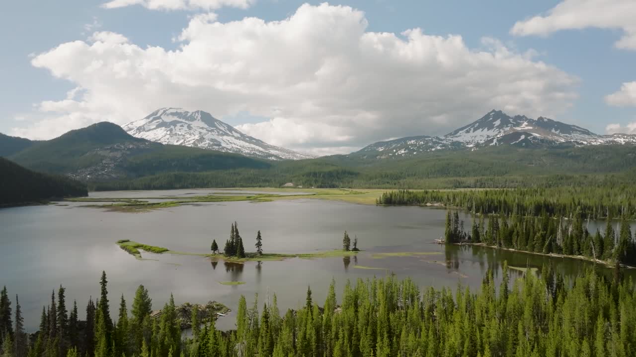 캐스케이드 호수 고속도로를 따라 오리건 주 벤드의 스파크스 호수 (sparks lake) 의 드론 영상