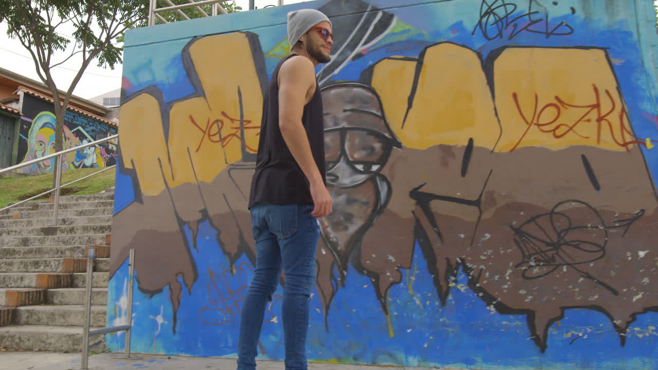 niño usando patineta en un parque callejero