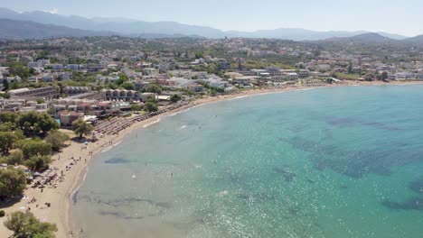 Vista-Panorámica-De-Una-Playa-Cristalina-En-El-Complejo-Tropical-De-La-Ciudad-De-Chania,-Isla-De-Creta,-Grecia