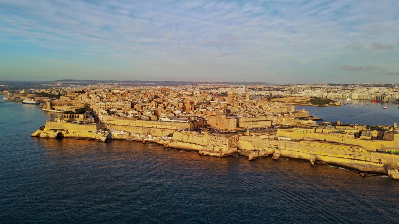 Vista aerea delle fortificazioni storiche e del lungomare di La Valletta durante l'ora d'oro a Malta