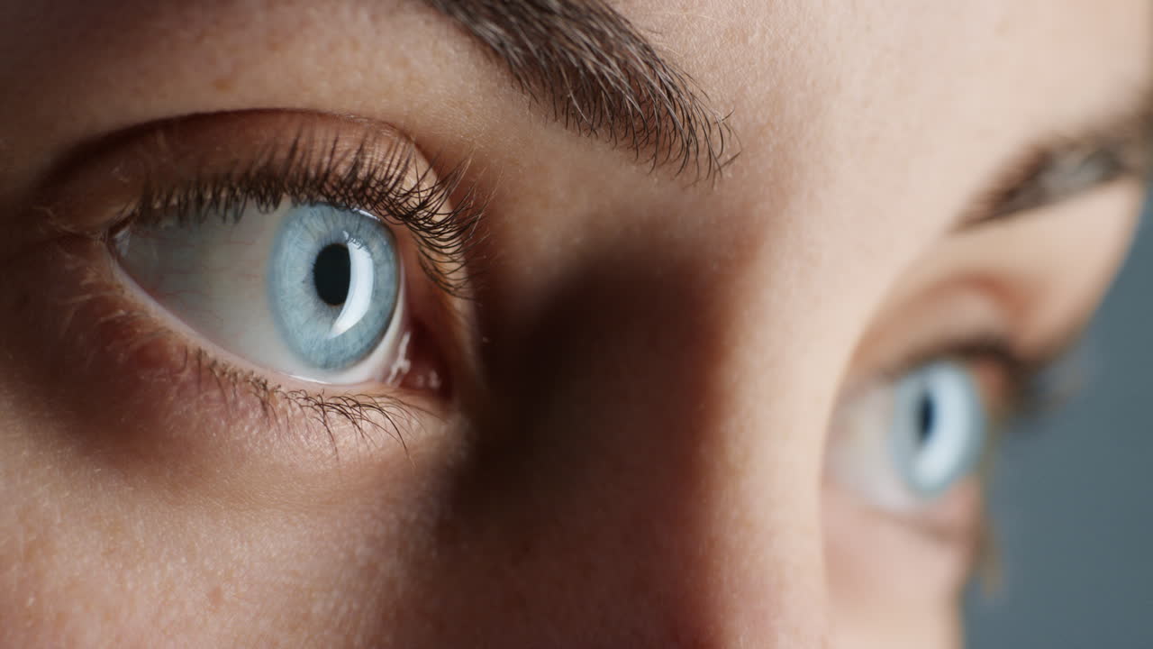 가까이 아름다운 파란 눈을 열고 매크로 자연스러운 아름다움 건강한 시력