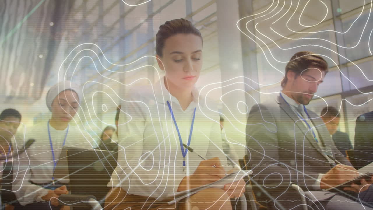 animación de líneas blancas del mapa con conexiones sobre diversas personas de negocios en la oficina