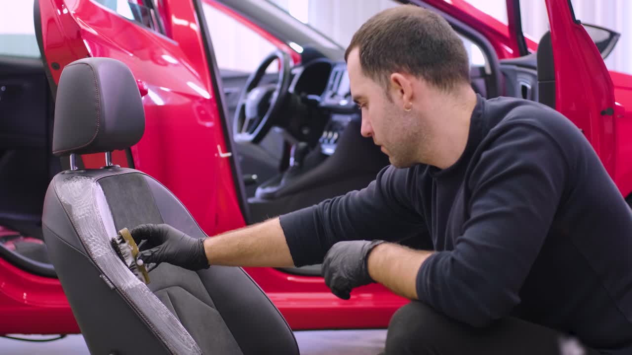 전문적인 자동차 청소. 샤워. 인테리어 세부 사항. 자동차 인테리어를 건조 청소 및 세부 사항; 깊은 좌석 청소; 자동차 세탁에서 거품을 는; 먼지에서 자동차 패널을 청소하는; 진공청소기