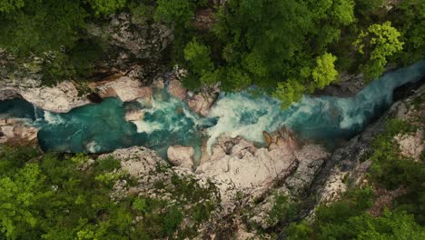 Toma-Desde-Arriba-De-Un-Río-Con-Agua-Verde-Azulada-En-Verano