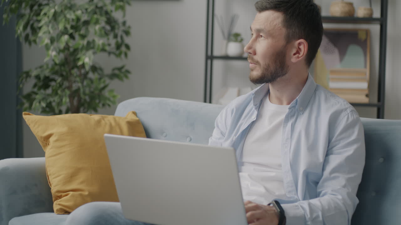 hombre trabajando desde casa en la computadora portátil
