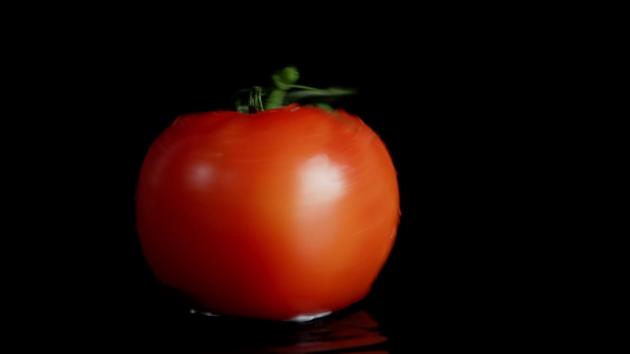 테이블 위에 회전하는 토마토.