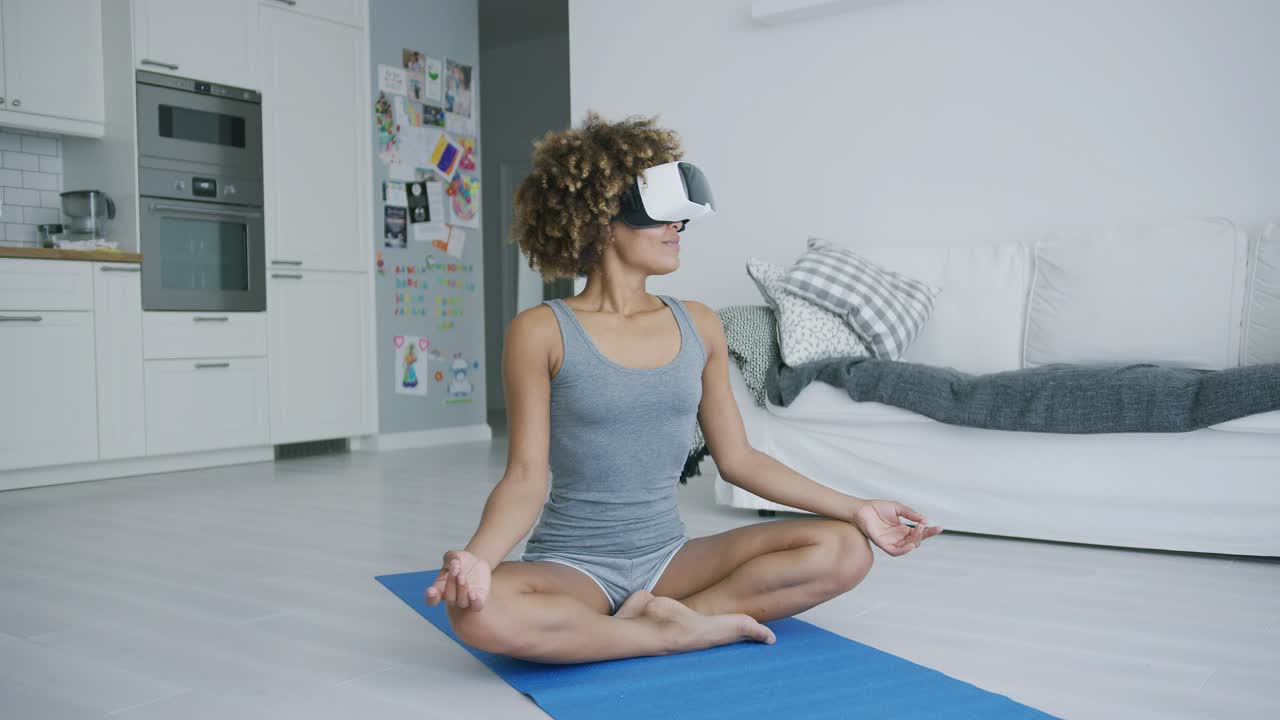 mujer contenta meditando en gafas vr