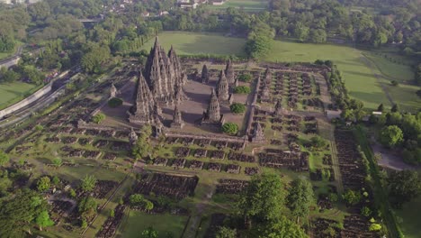 Templo-Hindú-De-Prambanan-Con-La-Montaña-Distante-Del-Volcán-Merapi,-Antena