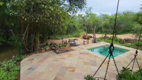 pequeña piscina al aire libre en las cabañas de safari en el parque nacional kruger, sudáfrica