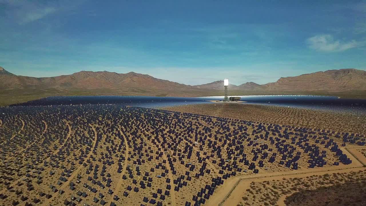 프림 네바다에 있는 광대한 태양광 발전 시설 위의 드론 공중