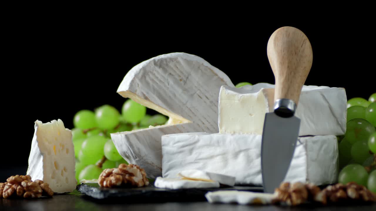 포도와 함께 카멘베르 치즈는 천천히 회전합니다.