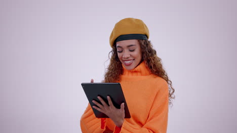 Sonrisa,-Tableta-Y-Mujer-Joven-En-Un-Estudio