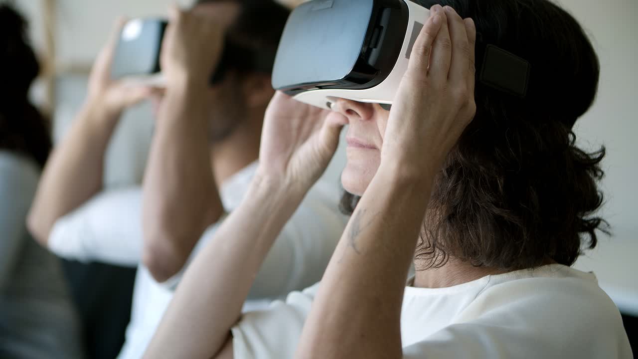 probador maduro emocionado experimentando auriculares de realidad virtual.